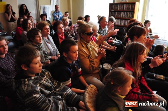 Zdjęcie w galerii na portalu naszraciborz.pl: Teatr uliczny tym razem nie na ulicy wiadomości z regionu