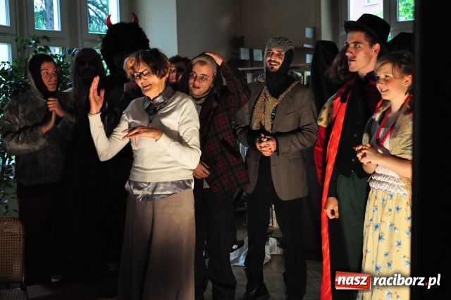 Zdjęcie w galerii na portalu naszraciborz.pl: Teatr uliczny tym razem nie na ulicy wiadomości z regionu