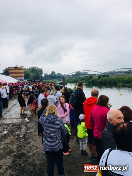 Zdjęcie w galerii na portalu naszraciborz.pl: Na Odrze w Bohuminie ścigają się smocze łodzie  wiadomości z regionu