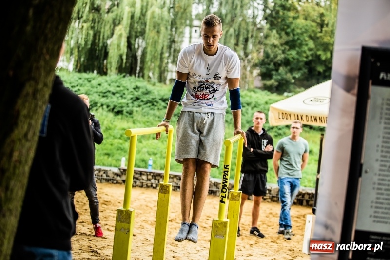 Zdjęcie w galerii na portalu naszraciborz.pl: Ogólnopolskie zawody Street Workout na plaży wiadomości z regionu