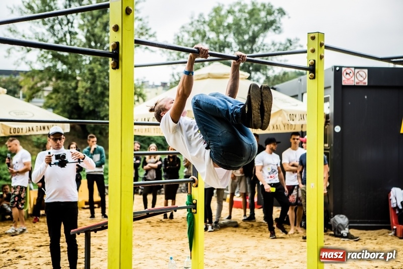Zdjęcie w galerii na portalu naszraciborz.pl: Ogólnopolskie zawody Street Workout na plaży wiadomości z regionu