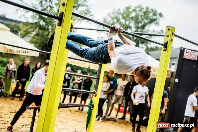 Zdjęcie w galerii na portalu naszraciborz.pl: Ogólnopolskie zawody Street Workout na plaży wiadomości z regionu