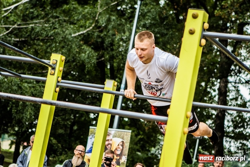 Zdjęcie w galerii na portalu naszraciborz.pl: Ogólnopolskie zawody Street Workout na plaży wiadomości z regionu