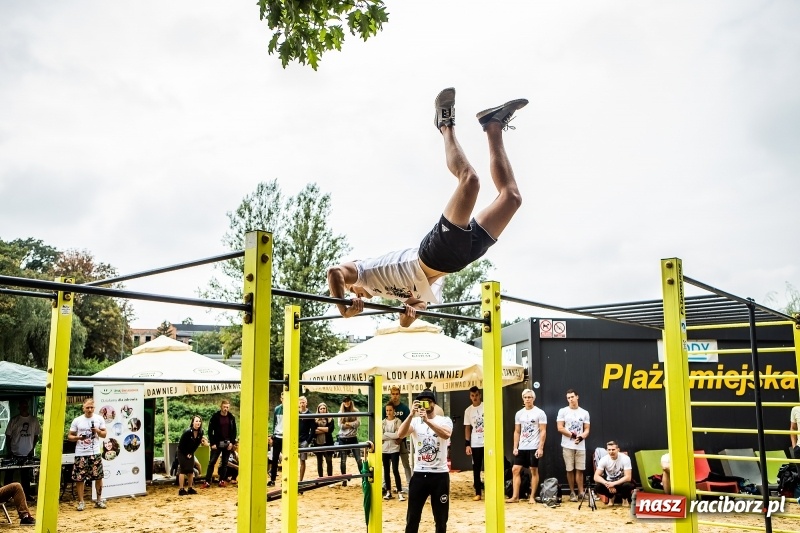 Zdjęcie w galerii na portalu naszraciborz.pl: Ogólnopolskie zawody Street Workout na plaży wiadomości z regionu