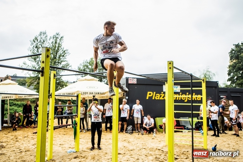 Zdjęcie w galerii na portalu naszraciborz.pl: Ogólnopolskie zawody Street Workout na plaży wiadomości z regionu