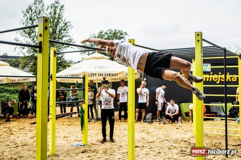 Zdjęcie w galerii na portalu naszraciborz.pl: Ogólnopolskie zawody Street Workout na plaży wiadomości z regionu