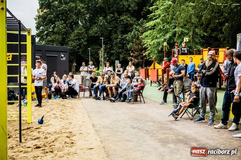 Zdjęcie w galerii na portalu naszraciborz.pl: Ogólnopolskie zawody Street Workout na plaży wiadomości z regionu