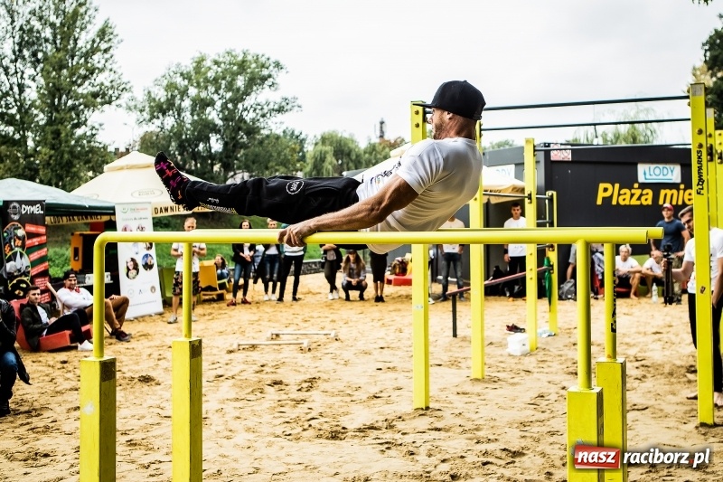 Zdjęcie w galerii na portalu naszraciborz.pl: Ogólnopolskie zawody Street Workout na plaży wiadomości z regionu