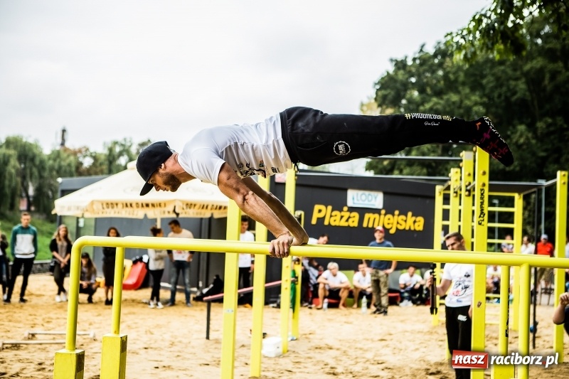 Zdjęcie w galerii na portalu naszraciborz.pl: Ogólnopolskie zawody Street Workout na plaży wiadomości z regionu