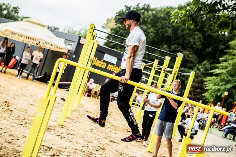 Zdjęcie w galerii na portalu naszraciborz.pl: Ogólnopolskie zawody Street Workout na plaży wiadomości z regionu