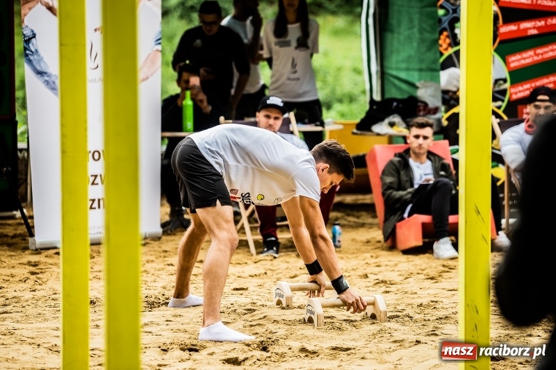 Zdjęcie w galerii na portalu naszraciborz.pl: Ogólnopolskie zawody Street Workout na plaży wiadomości z regionu