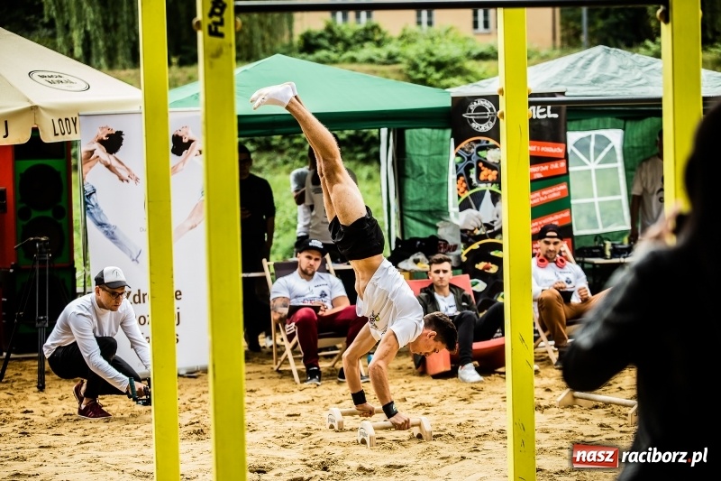 Zdjęcie w galerii na portalu naszraciborz.pl: Ogólnopolskie zawody Street Workout na plaży wiadomości z regionu