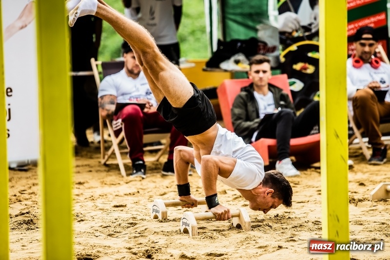 Zdjęcie w galerii na portalu naszraciborz.pl: Ogólnopolskie zawody Street Workout na plaży wiadomości z regionu