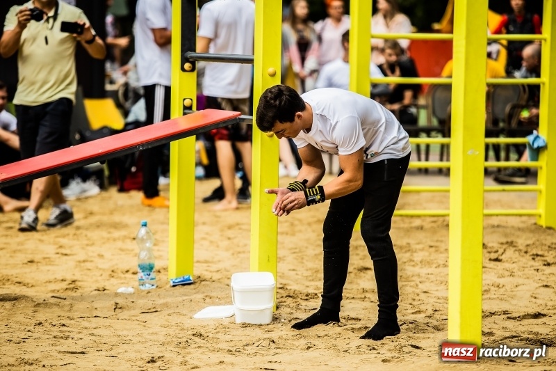 Zdjęcie w galerii na portalu naszraciborz.pl: Ogólnopolskie zawody Street Workout na plaży wiadomości z regionu