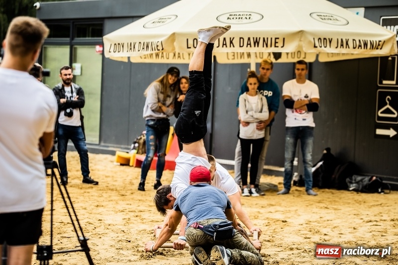 Zdjęcie w galerii na portalu naszraciborz.pl: Ogólnopolskie zawody Street Workout na plaży wiadomości z regionu