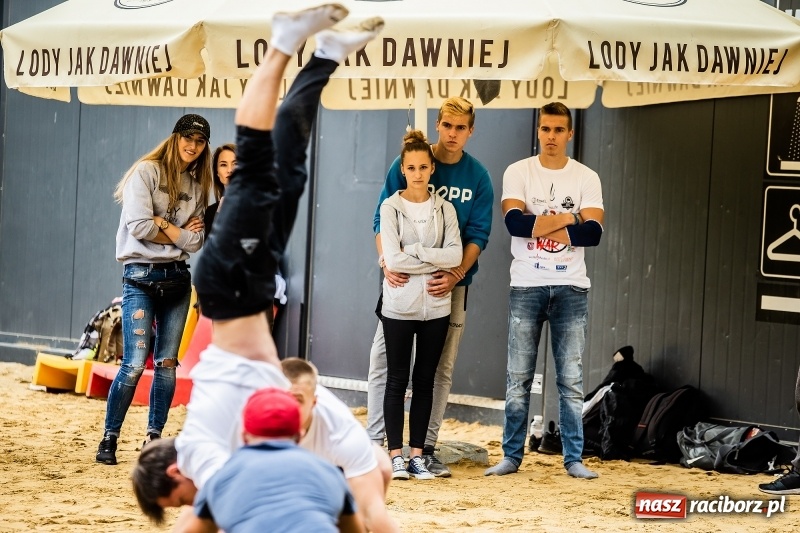 Zdjęcie w galerii na portalu naszraciborz.pl: Ogólnopolskie zawody Street Workout na plaży wiadomości z regionu