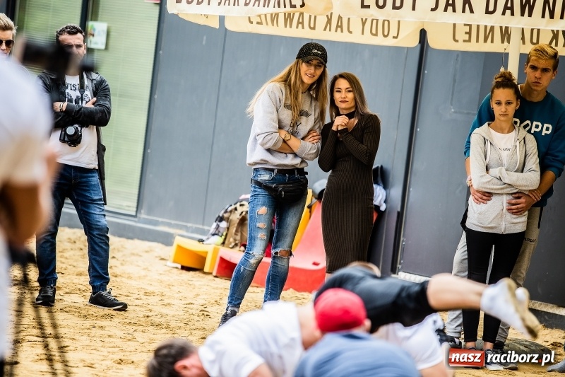 Zdjęcie w galerii na portalu naszraciborz.pl: Ogólnopolskie zawody Street Workout na plaży wiadomości z regionu