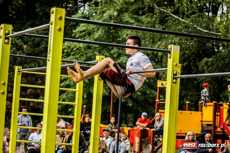 Zdjęcie w galerii na portalu naszraciborz.pl: Ogólnopolskie zawody Street Workout na plaży wiadomości z regionu