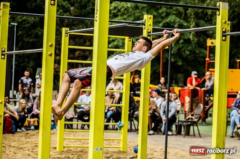 Zdjęcie w galerii na portalu naszraciborz.pl: Ogólnopolskie zawody Street Workout na plaży wiadomości z regionu