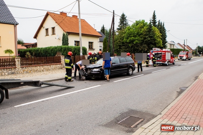 Zdjęcie w galerii na portalu naszraciborz.pl: Zderzenie na Hulczyńskiej w Raciborzu. Pijany Ukrainiec uderzył w drzewo w Makowie wiadomości z regionu