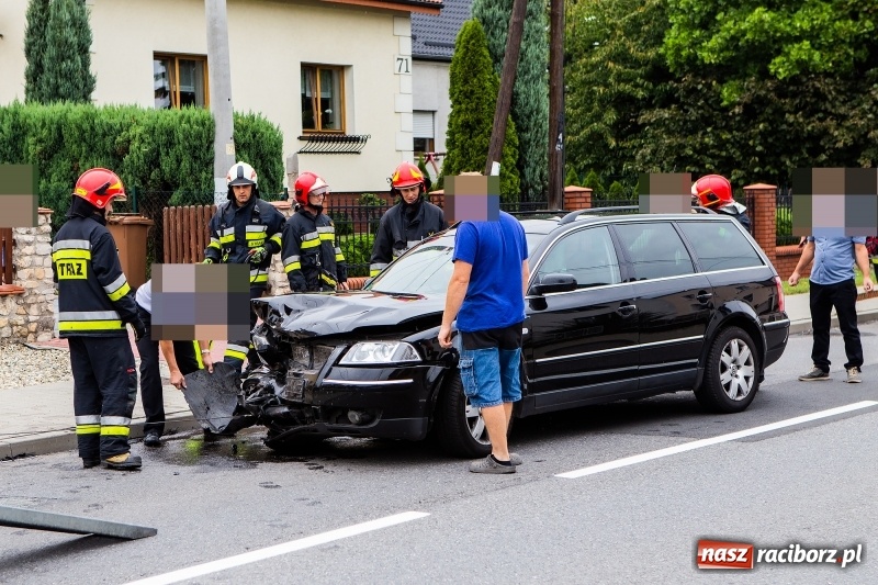 Zdjęcie w galerii na portalu naszraciborz.pl: Zderzenie na Hulczyńskiej w Raciborzu. Pijany Ukrainiec uderzył w drzewo w Makowie wiadomości z regionu