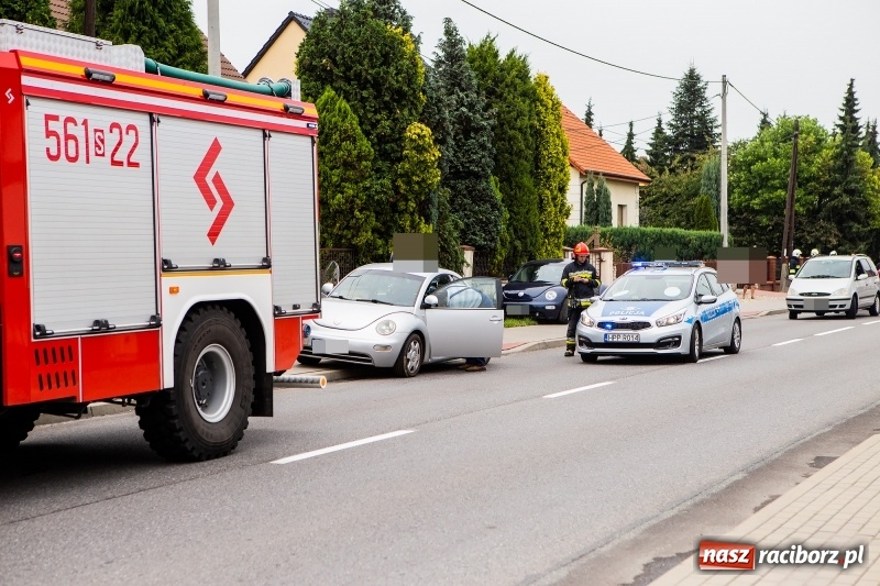 Zdjęcie w galerii na portalu naszraciborz.pl: Zderzenie na Hulczyńskiej w Raciborzu. Pijany Ukrainiec uderzył w drzewo w Makowie wiadomości z regionu
