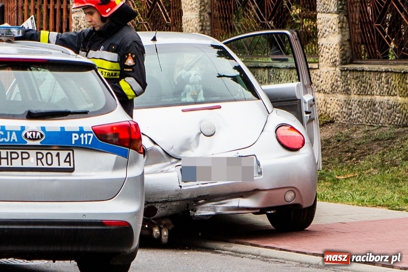 Zdjęcie w galerii na portalu naszraciborz.pl: Zderzenie na Hulczyńskiej w Raciborzu. Pijany Ukrainiec uderzył w drzewo w Makowie wiadomości z regionu