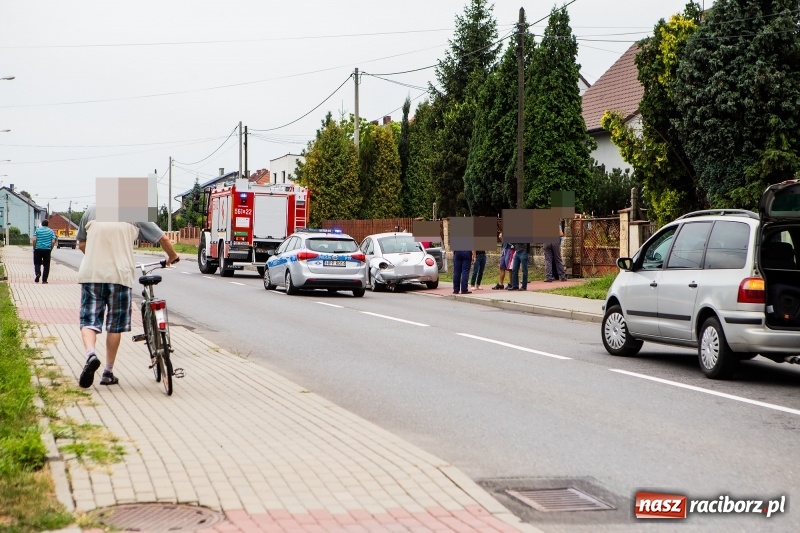 Zdjęcie w galerii na portalu naszraciborz.pl: Zderzenie na Hulczyńskiej w Raciborzu. Pijany Ukrainiec uderzył w drzewo w Makowie wiadomości z regionu