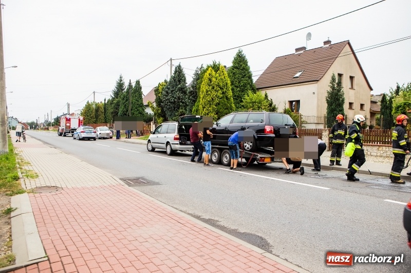 Zdjęcie w galerii na portalu naszraciborz.pl: Zderzenie na Hulczyńskiej w Raciborzu. Pijany Ukrainiec uderzył w drzewo w Makowie wiadomości z regionu