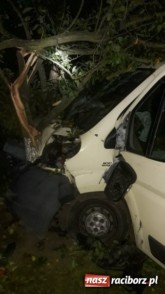 Zdjęcie w galerii na portalu naszraciborz.pl: Zderzenie na Hulczyńskiej w Raciborzu. Pijany Ukrainiec uderzył w drzewo w Makowie wiadomości z regionu
