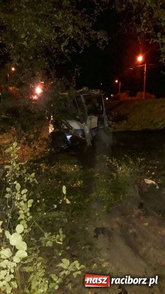 Zdjęcie w galerii na portalu naszraciborz.pl: Zderzenie na Hulczyńskiej w Raciborzu. Pijany Ukrainiec uderzył w drzewo w Makowie wiadomości z regionu