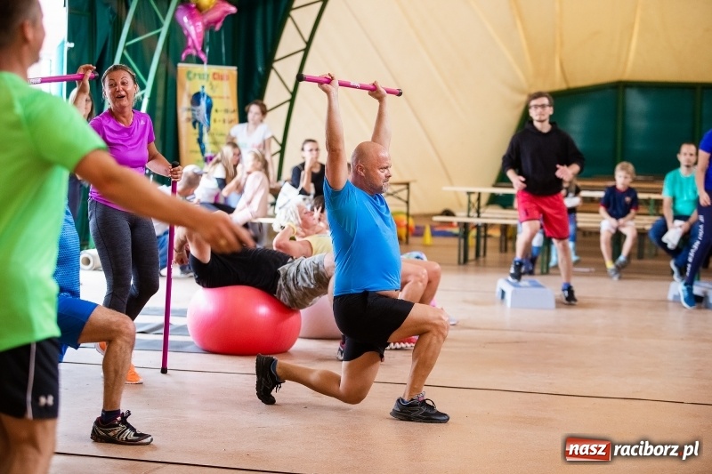 Zdjęcie w galerii na portalu naszraciborz.pl: Aktywne Lato z Akademią Fitness w miasteczku biegowym IV Rafako Półmaratonu Racibórz wiadomości z regionu