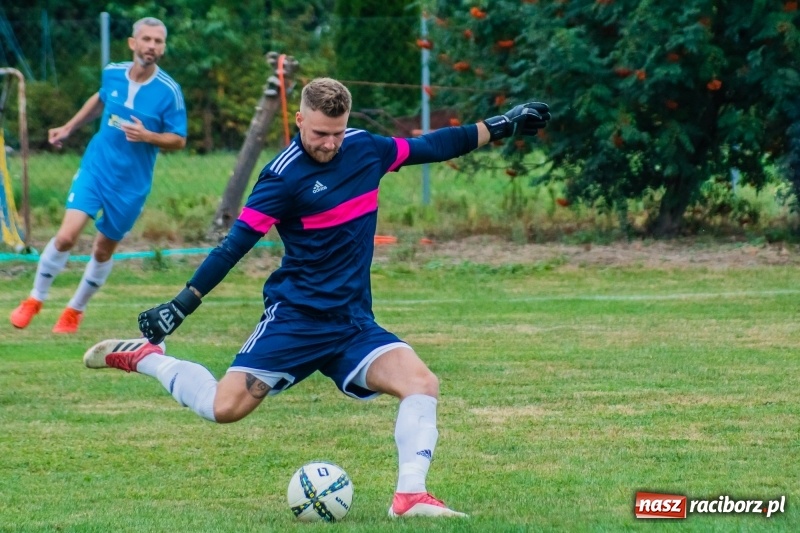 Zdjęcie w galerii na portalu naszraciborz.pl: Strzelecki wróć! Czarni Gorzyce na kolanach w Krzyżanowicach wiadomości z regionu