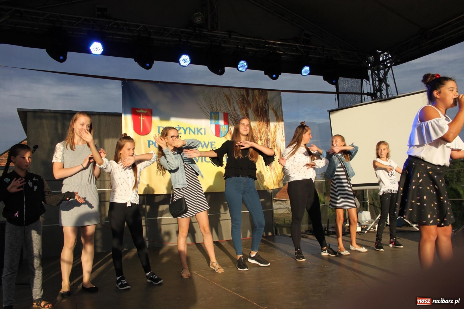 Zdjęcie w galerii na portalu naszraciborz.pl: DOXXX i APPASSIONATO na Powiatowych Dożynkach w Krzanowicach FOTO wiadomości z regionu