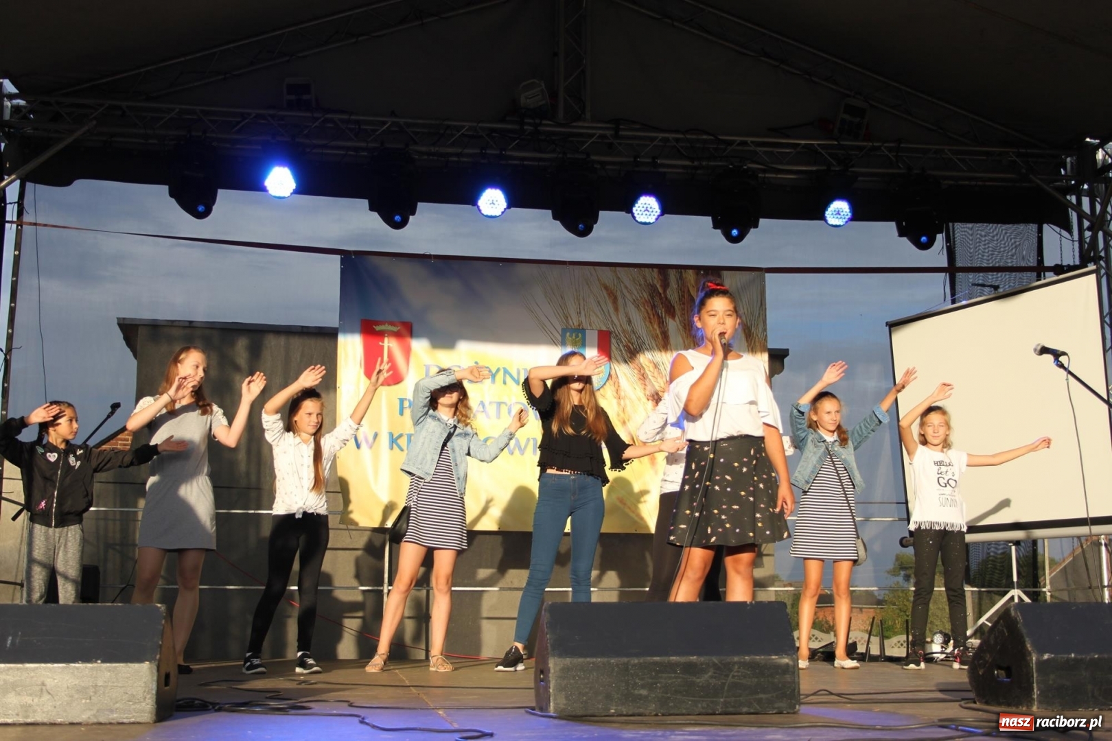 Zdjęcie w galerii na portalu naszraciborz.pl: DOXXX i APPASSIONATO na Powiatowych Dożynkach w Krzanowicach FOTO wiadomości z regionu