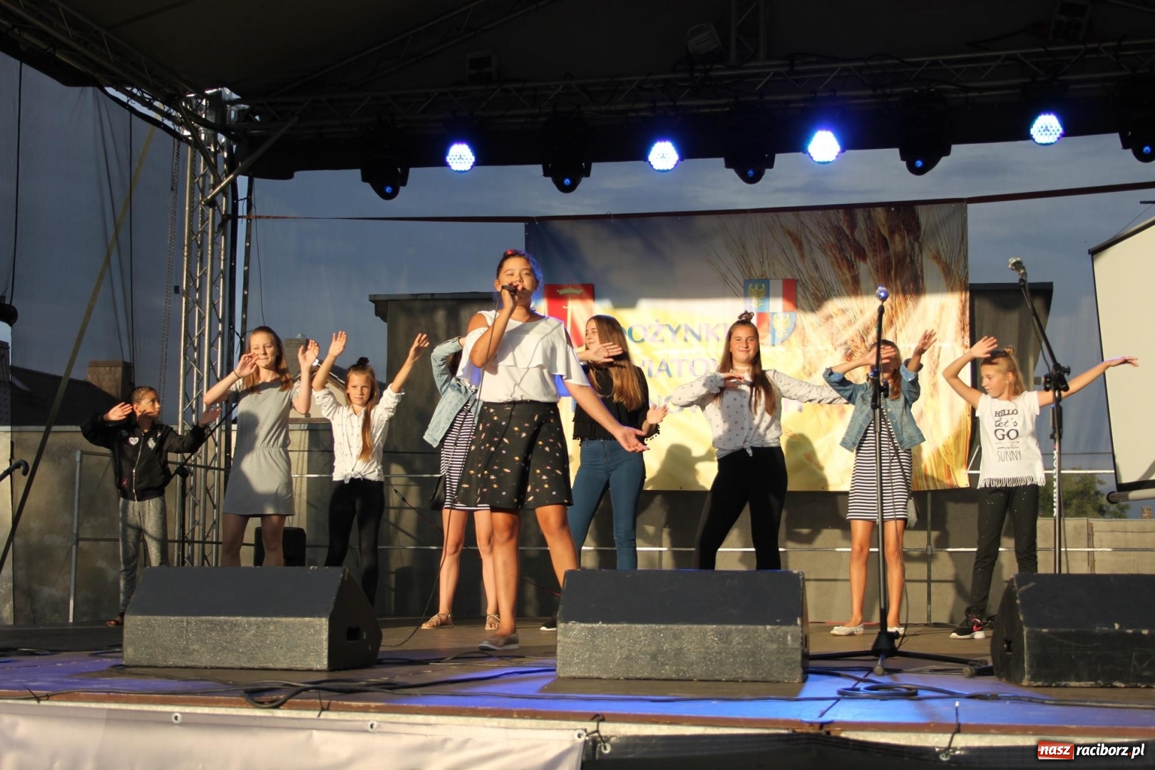 Zdjęcie w galerii na portalu naszraciborz.pl: DOXXX i APPASSIONATO na Powiatowych Dożynkach w Krzanowicach FOTO wiadomości z regionu