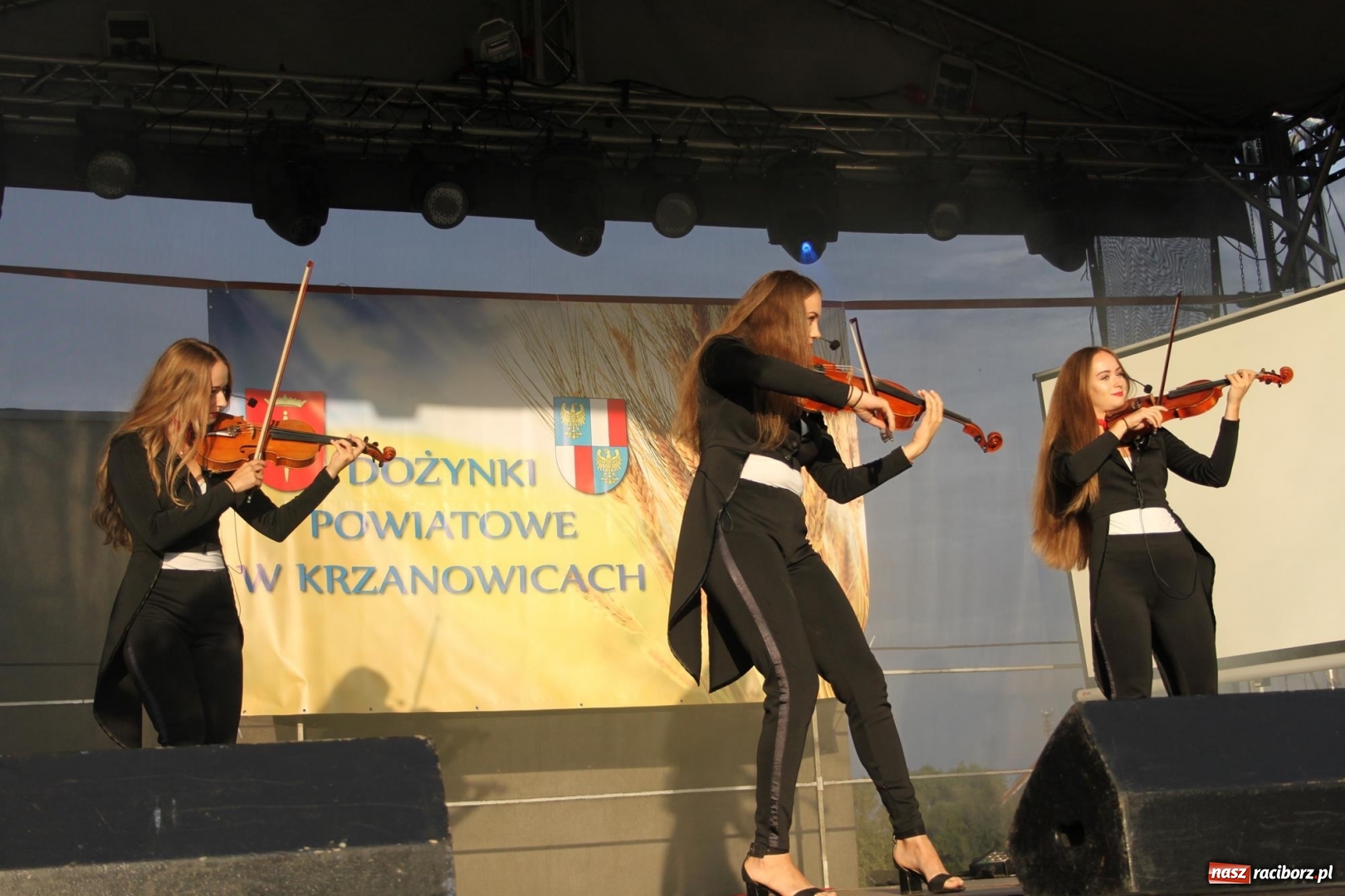 Zdjęcie w galerii na portalu naszraciborz.pl: DOXXX i APPASSIONATO na Powiatowych Dożynkach w Krzanowicach FOTO wiadomości z regionu