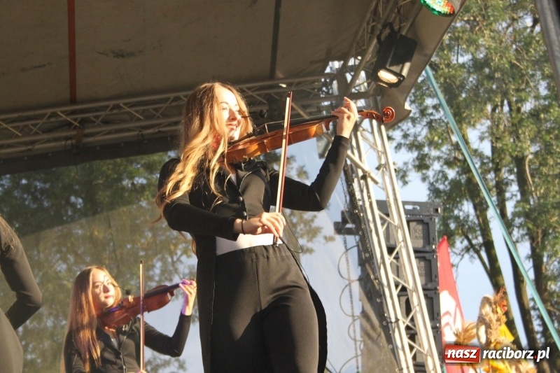 Zdjęcie w galerii na portalu naszraciborz.pl: DOXXX i APPASSIONATO na Powiatowych Dożynkach w Krzanowicach FOTO wiadomości z regionu