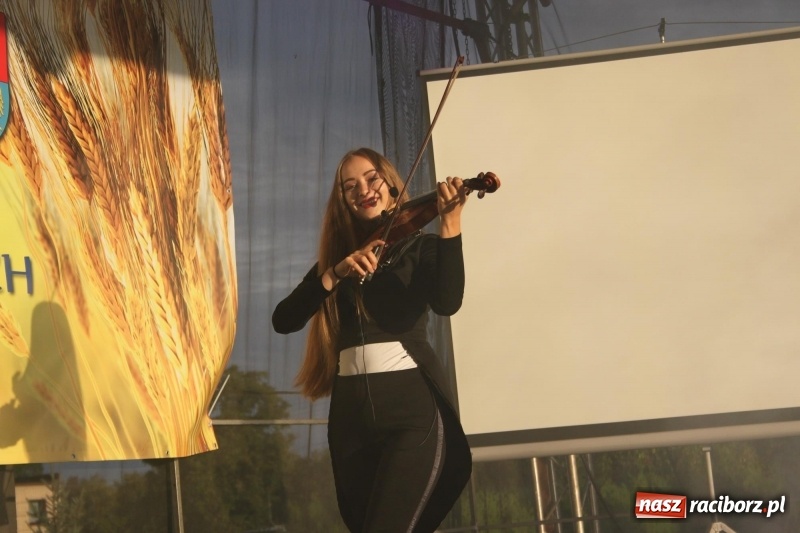 Zdjęcie w galerii na portalu naszraciborz.pl: DOXXX i APPASSIONATO na Powiatowych Dożynkach w Krzanowicach FOTO wiadomości z regionu