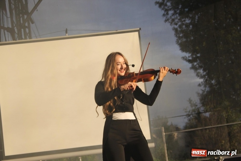 Zdjęcie w galerii na portalu naszraciborz.pl: DOXXX i APPASSIONATO na Powiatowych Dożynkach w Krzanowicach FOTO wiadomości z regionu