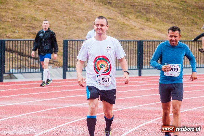 Zdjęcie w galerii na portalu naszraciborz.pl: V RAFAKO Półmaraton Racibórz - bramka otwarta wiadomości z regionu