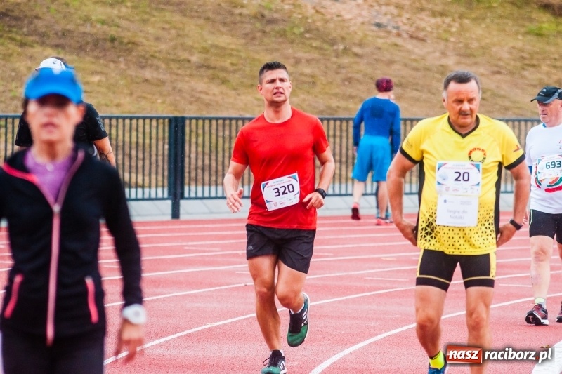 Zdjęcie w galerii na portalu naszraciborz.pl: V RAFAKO Półmaraton Racibórz - bramka otwarta wiadomości z regionu