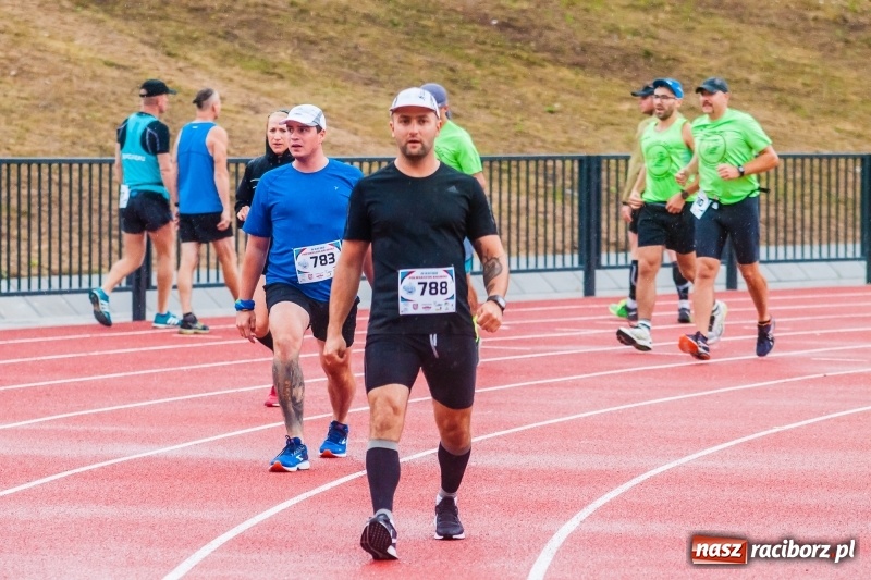 Zdjęcie w galerii na portalu naszraciborz.pl: V RAFAKO Półmaraton Racibórz - bramka otwarta wiadomości z regionu