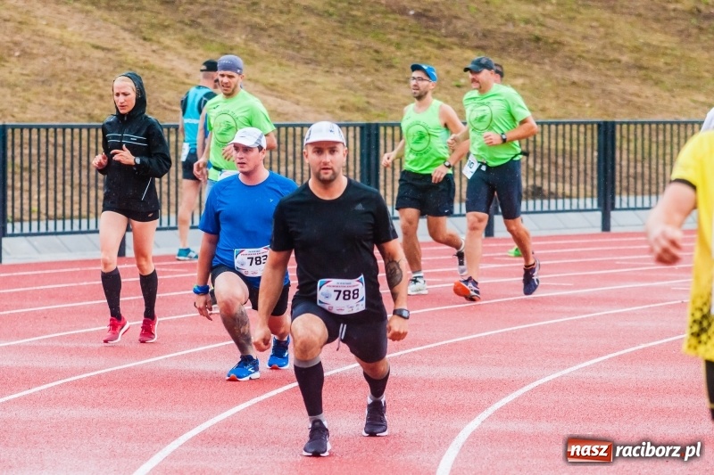 Zdjęcie w galerii na portalu naszraciborz.pl: V RAFAKO Półmaraton Racibórz - bramka otwarta wiadomości z regionu