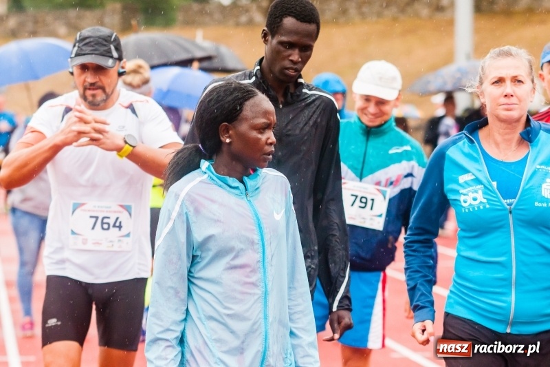 Zdjęcie w galerii na portalu naszraciborz.pl: V RAFAKO Półmaraton Racibórz - bramka otwarta wiadomości z regionu