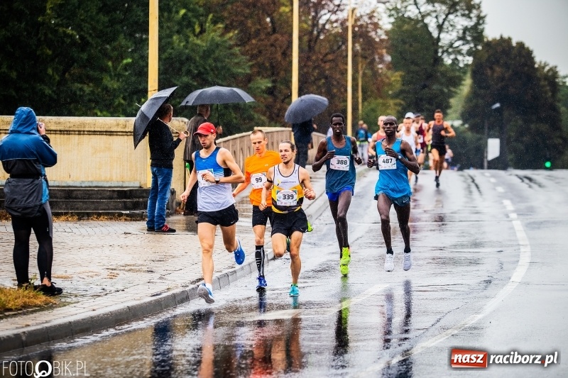 Zdjęcie w galerii na portalu naszraciborz.pl: V RAFAKO Półmaraton Racibórz - bramka otwarta wiadomości z regionu