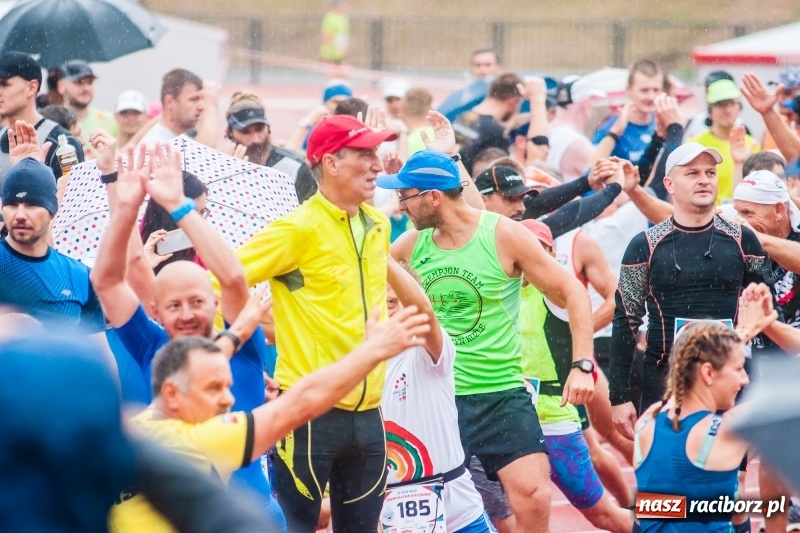 Zdjęcie w galerii na portalu naszraciborz.pl: V RAFAKO Półmaraton Racibórz - bramka otwarta wiadomości z regionu