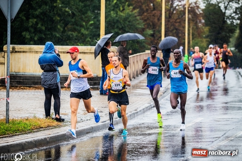 Zdjęcie w galerii na portalu naszraciborz.pl: V RAFAKO Półmaraton Racibórz - bramka otwarta wiadomości z regionu