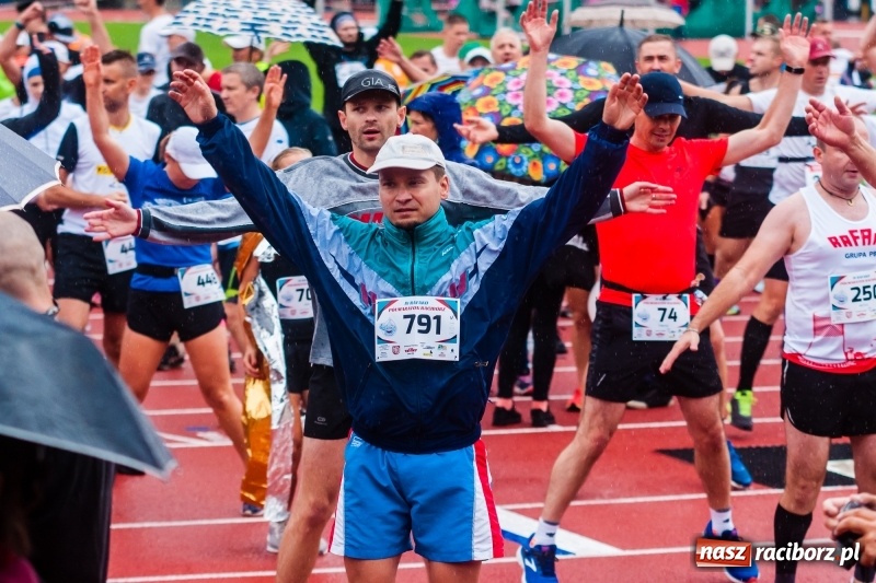 Zdjęcie w galerii na portalu naszraciborz.pl: V RAFAKO Półmaraton Racibórz - bramka otwarta wiadomości z regionu