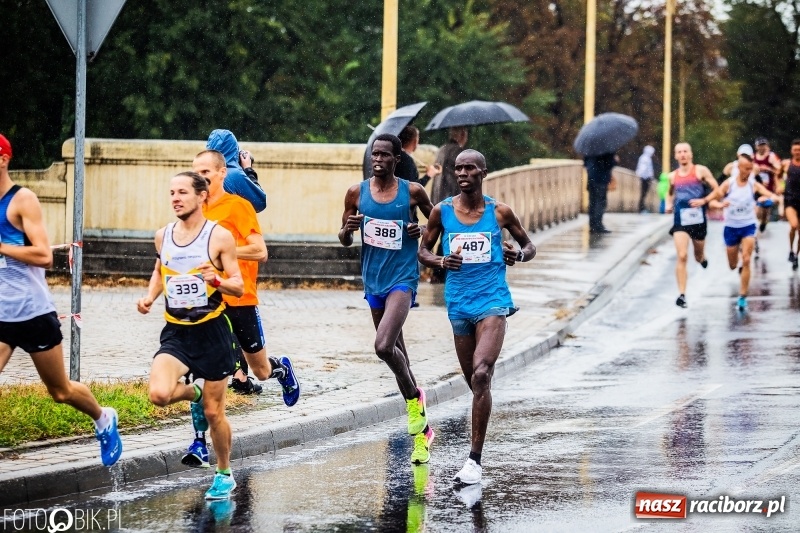 Zdjęcie w galerii na portalu naszraciborz.pl: V RAFAKO Półmaraton Racibórz - bramka otwarta wiadomości z regionu